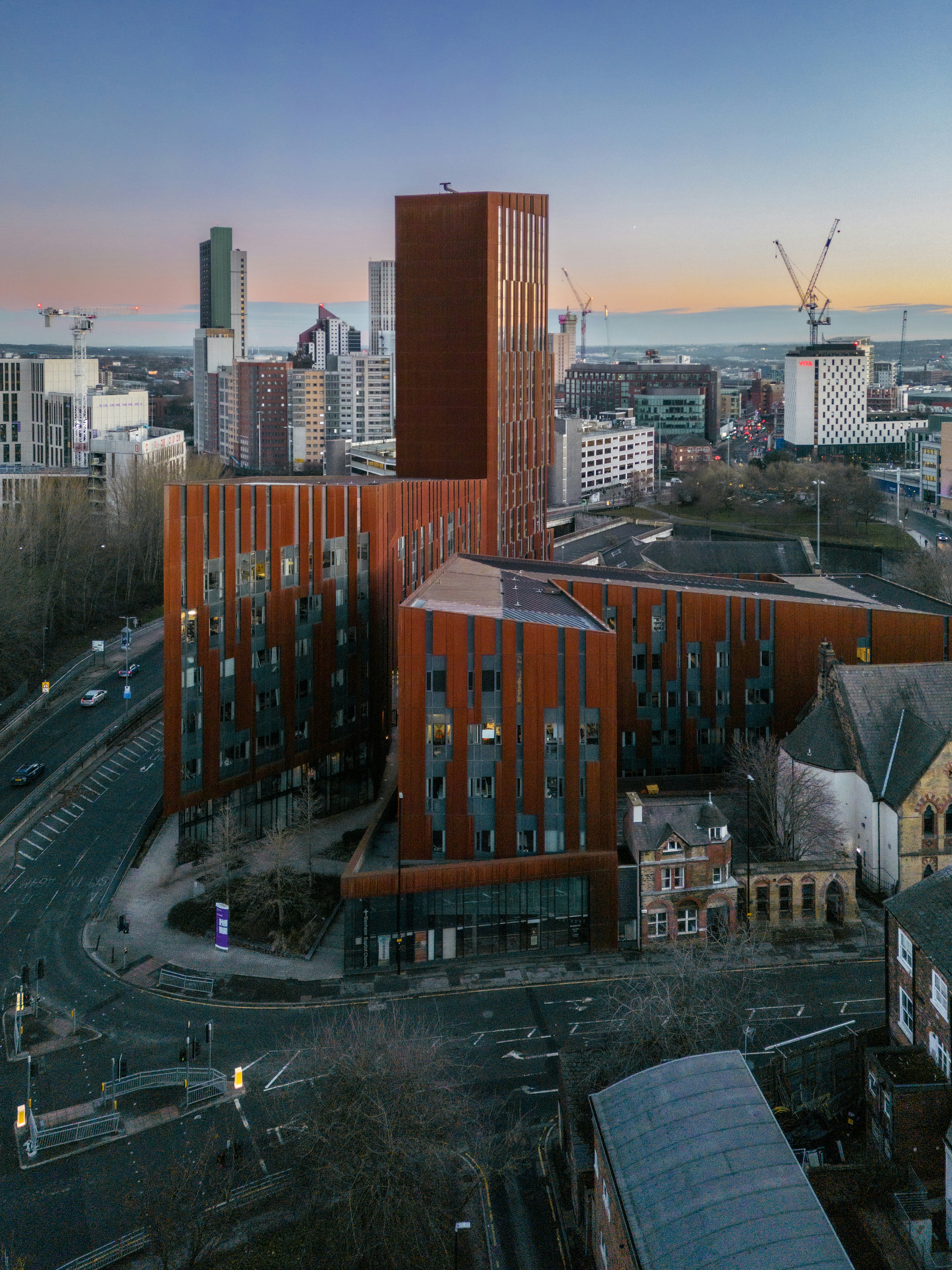 Luftaufnahme einer Stadt mit hohen Gebäuden