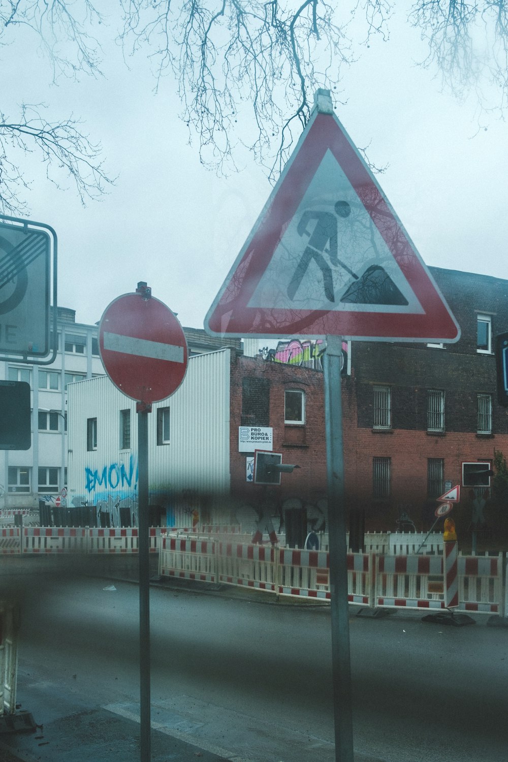 a blurry picture of a pedestrian crossing sign