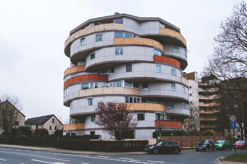 a very tall building sitting on the side of a road