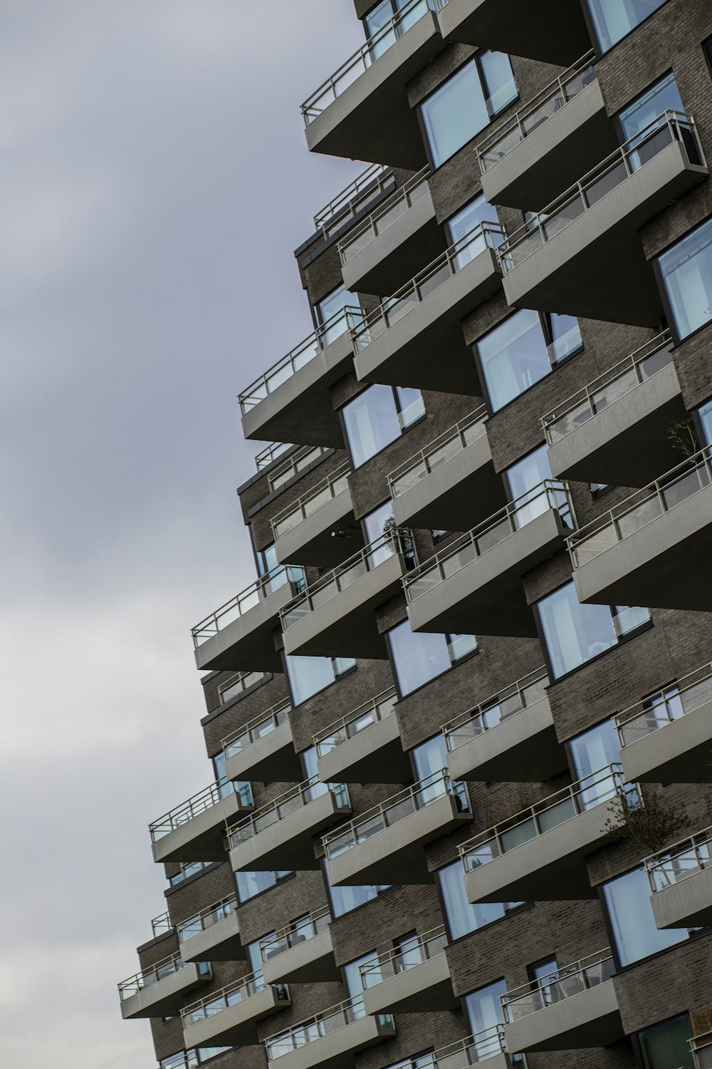 un edificio alto con balconi e balconi su di esso