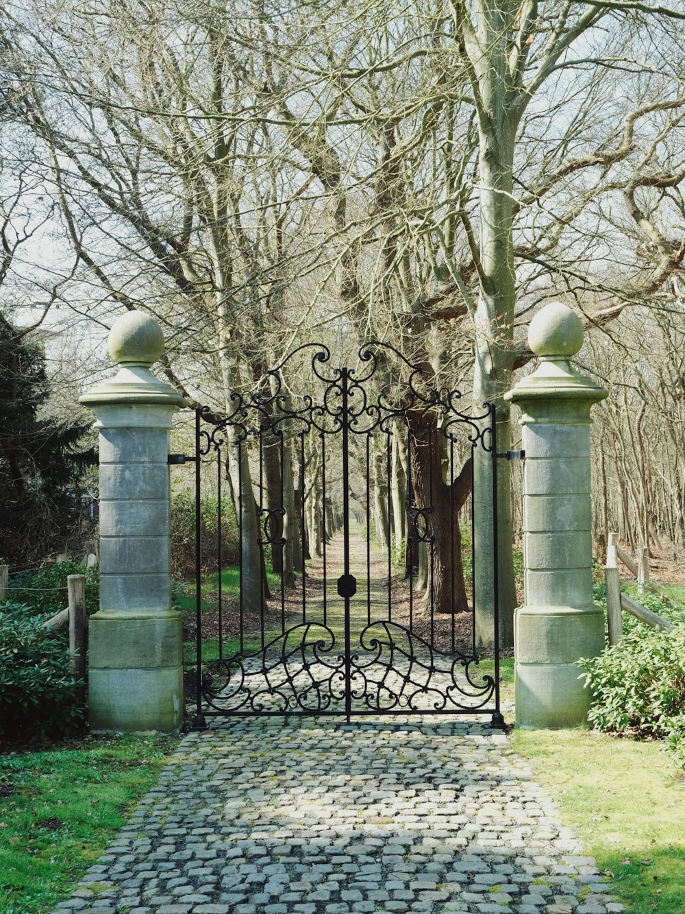 a gate that is in the middle of a walkway