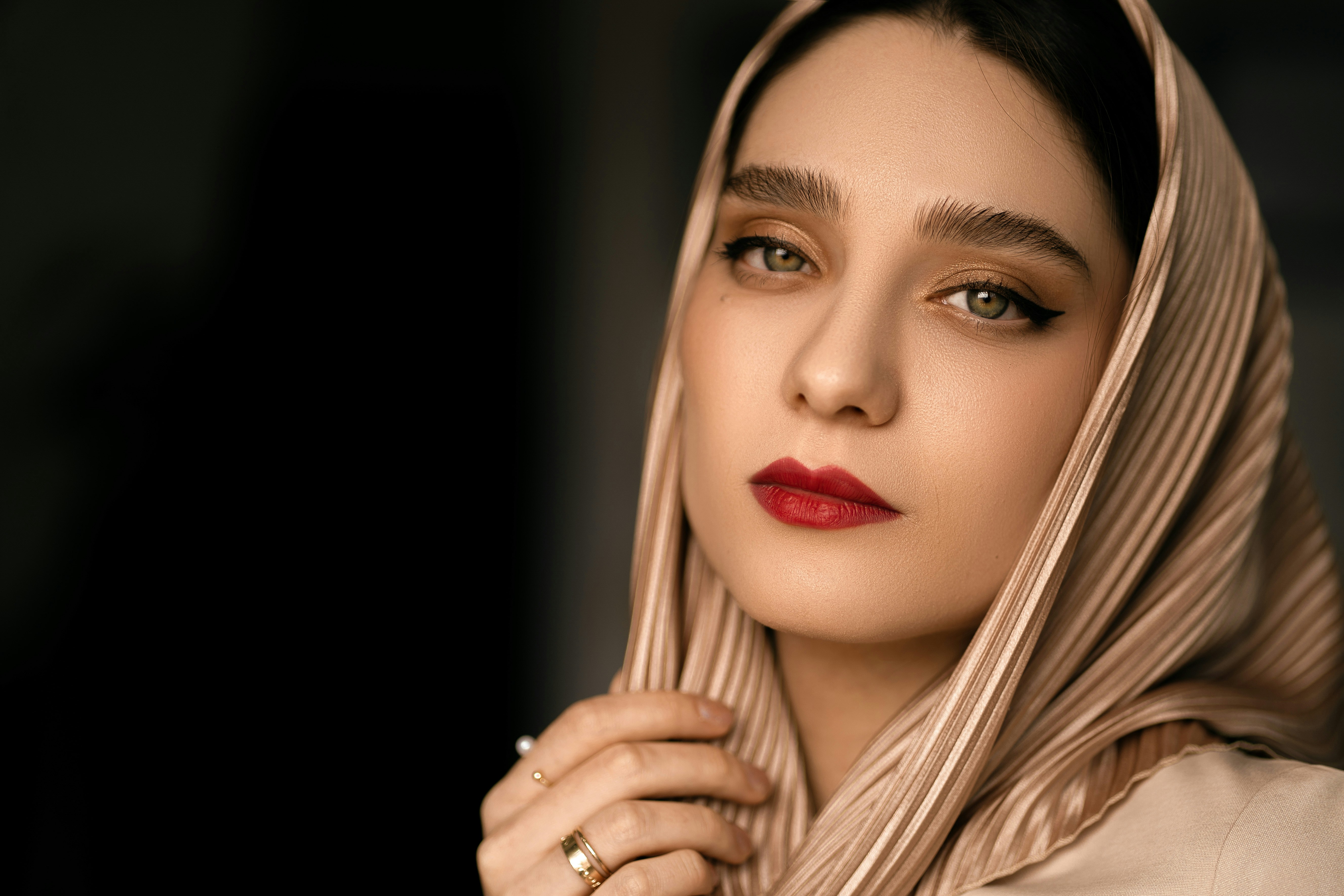 seorang wanita dengan syal di kepalanya