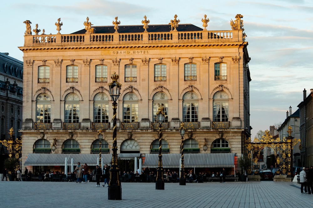 Un grand bâtiment avec beaucoup de fenêtres