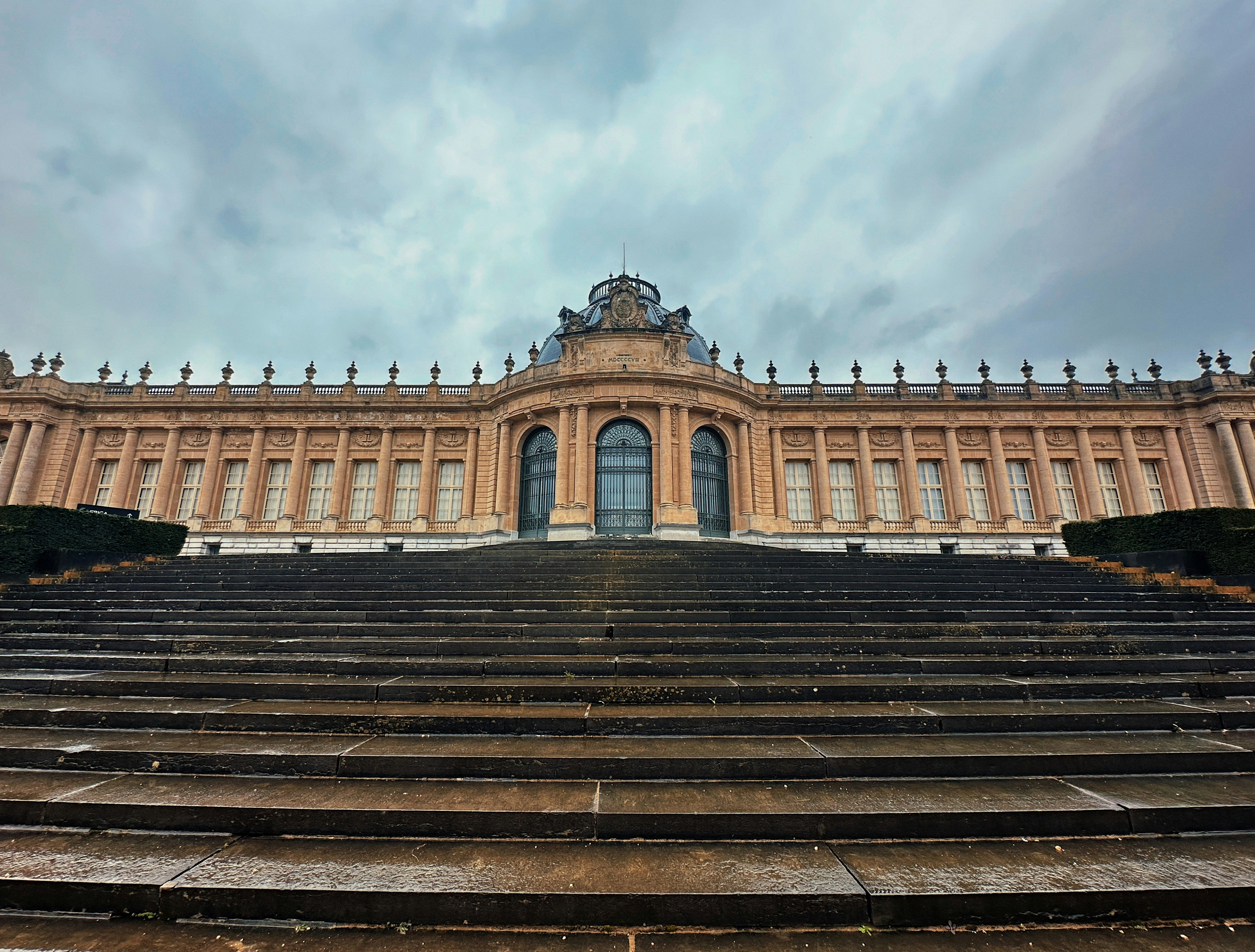Ein großes Gebäude mit vielen Stufen davor