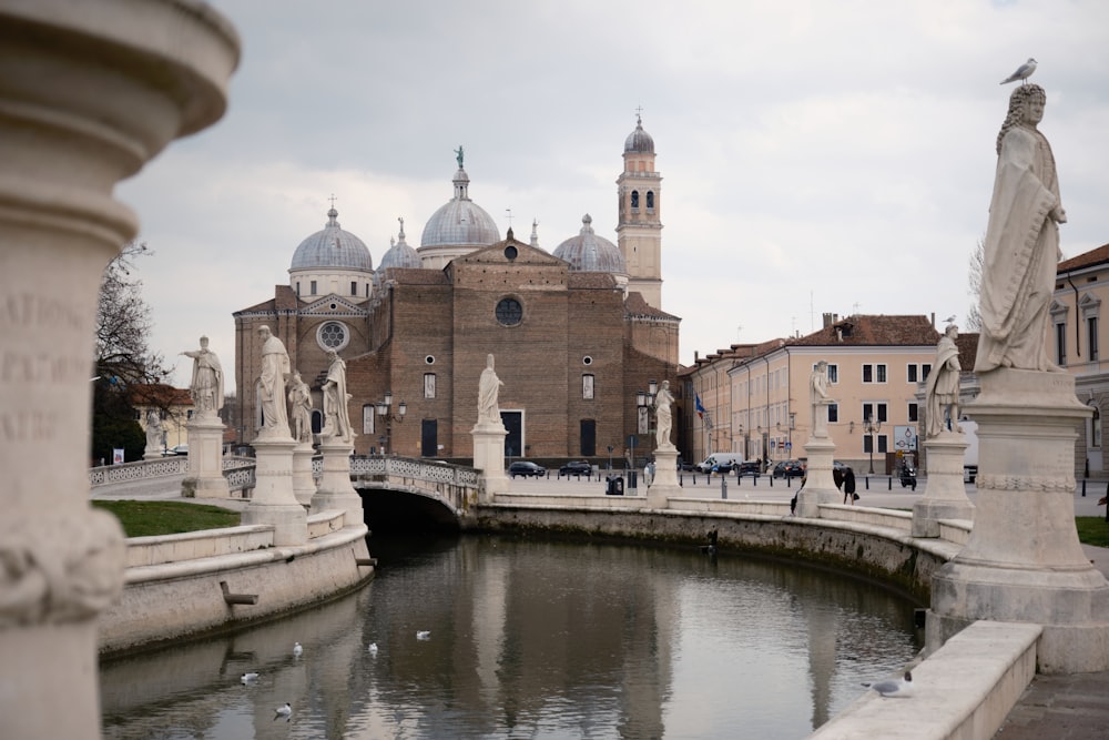 Ein Fluss, der durch eine Stadt fließt, neben hohen Gebäuden