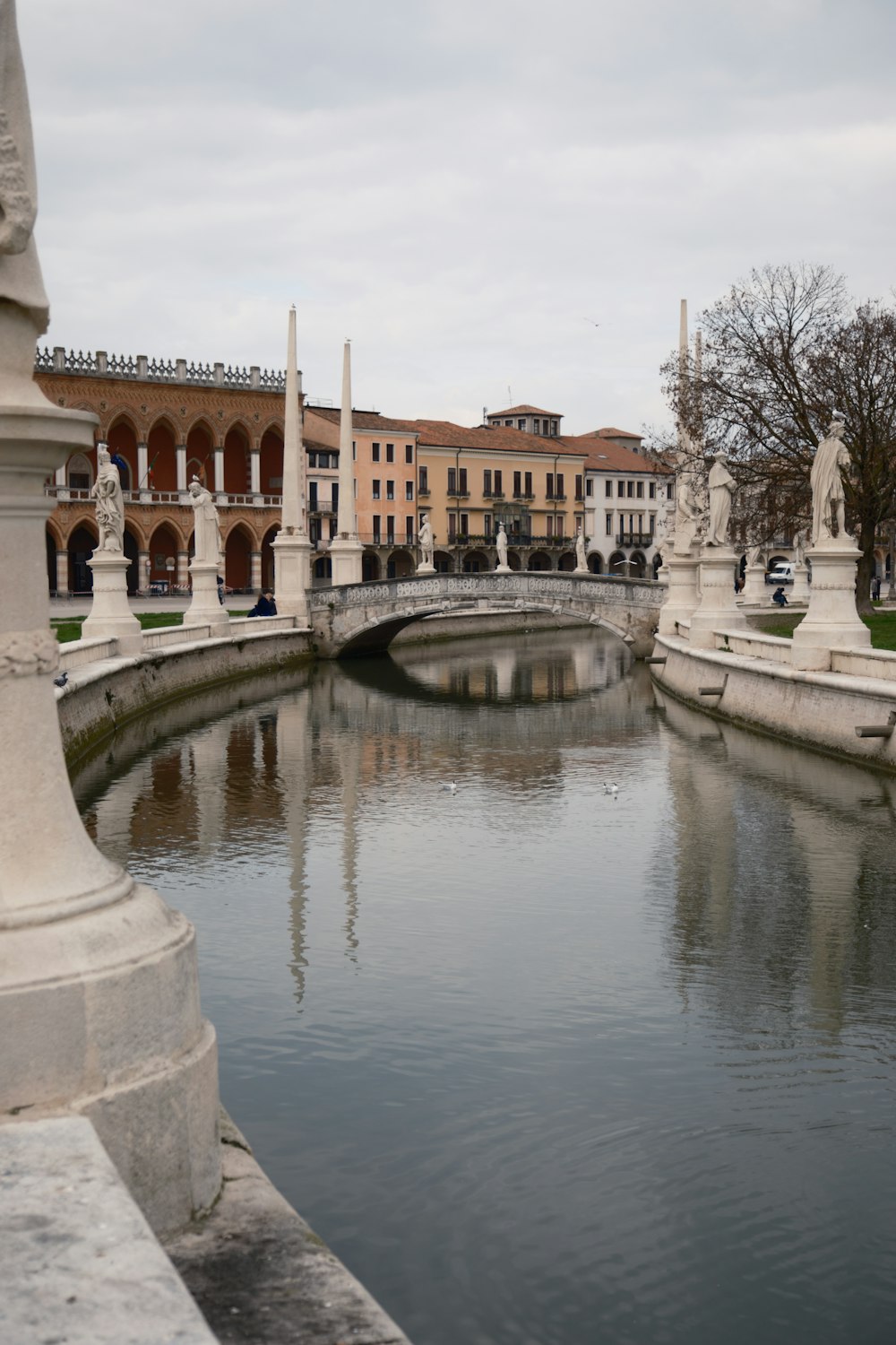 Un fiume che attraversa una città accanto a edifici alti