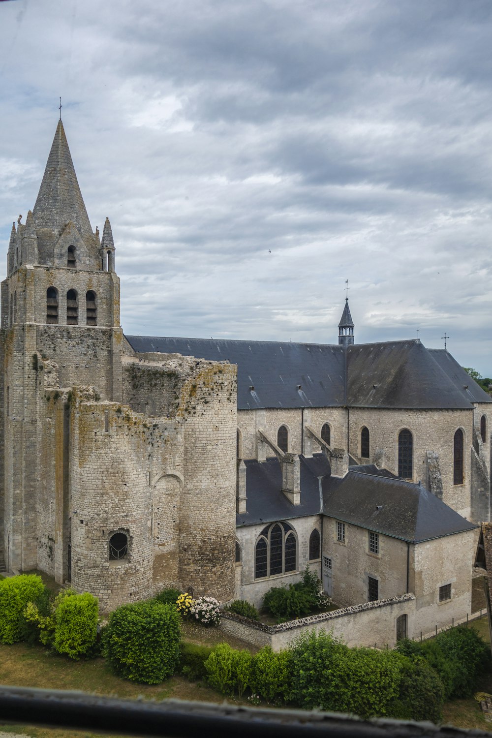 un vieux bâtiment avec une tour et une horloge