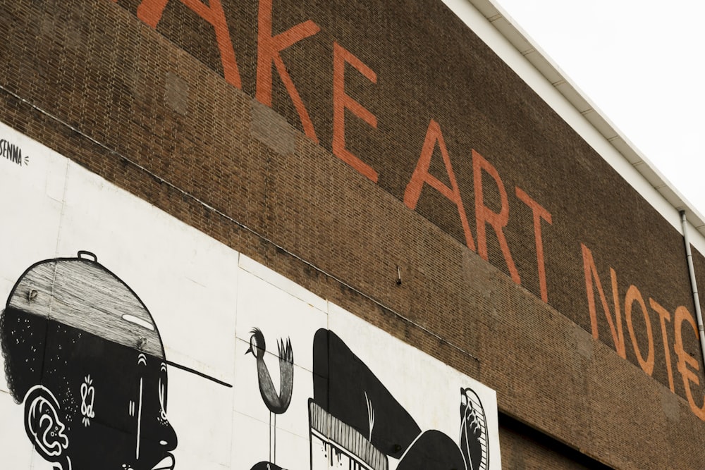 un bâtiment avec une peinture murale sur le côté