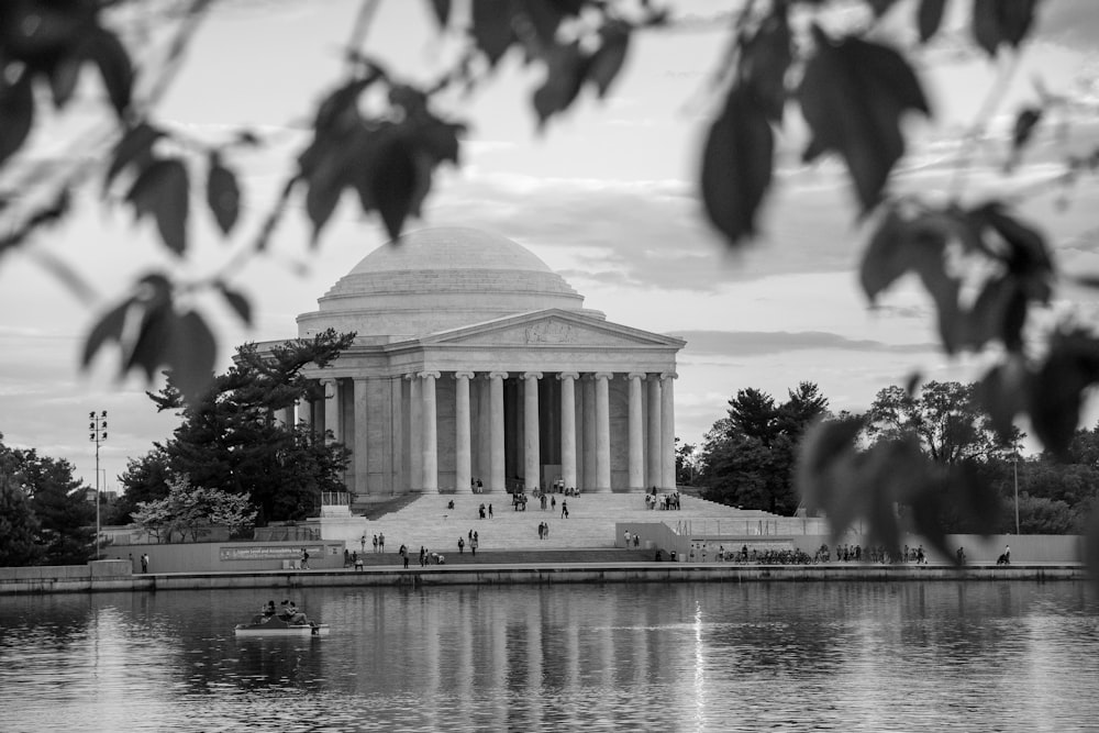 a black and white photo of the jefferson memorial