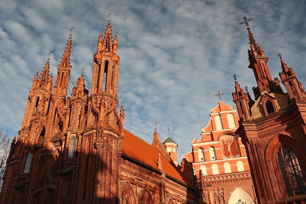 eine Kirche mit einem Kirchturm und einem Glockenturm