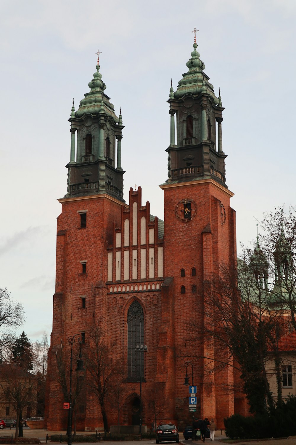 Un grand bâtiment en briques rouges avec deux tours