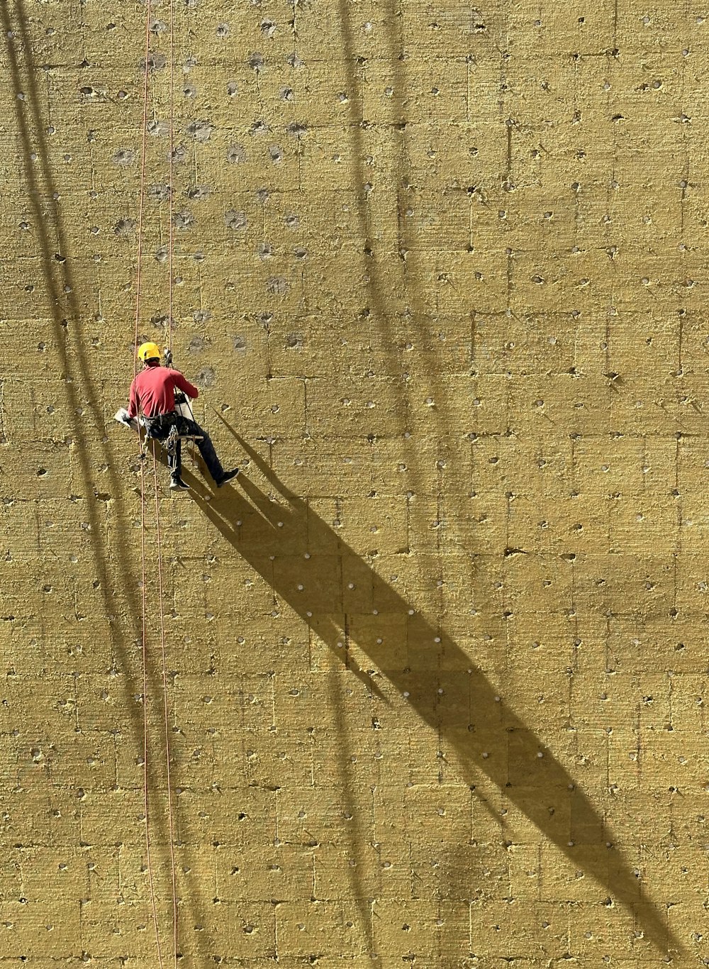Un homme grimpe sur le flanc d’un mur