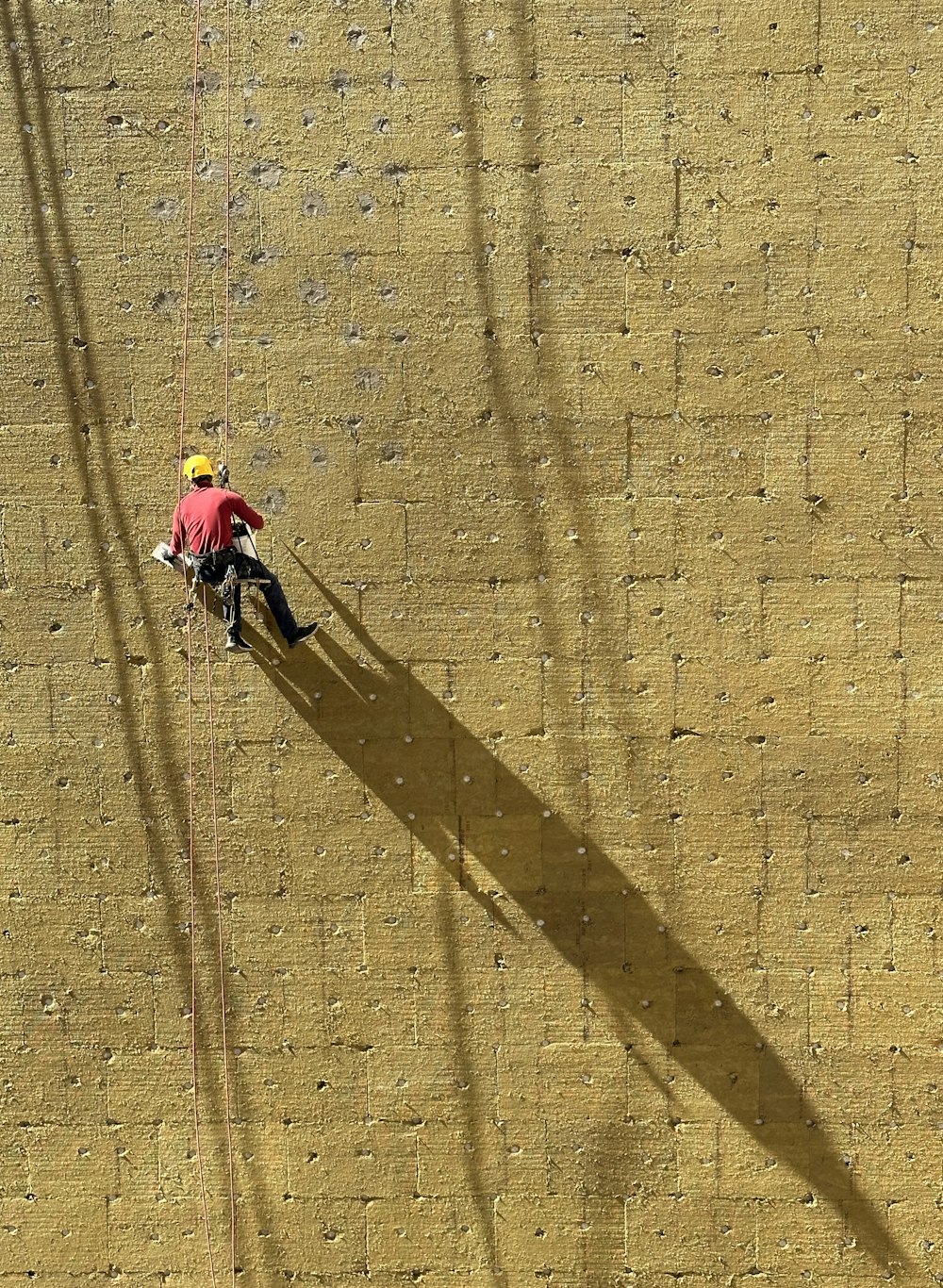 Ein Mann, der an einer Wand hochklettert