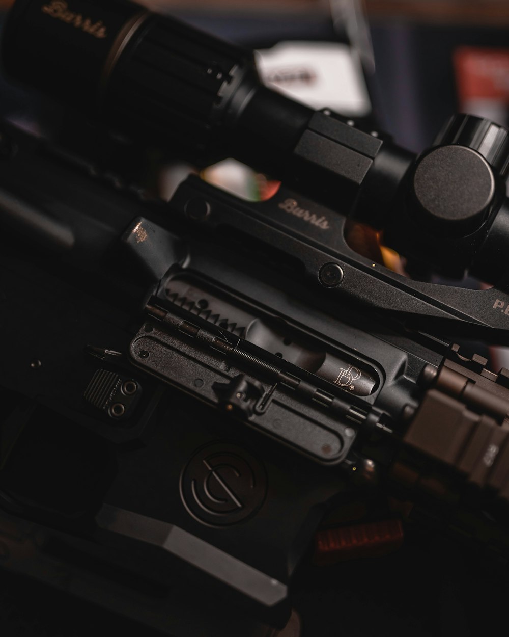 um close up de um rifle com um escopo
