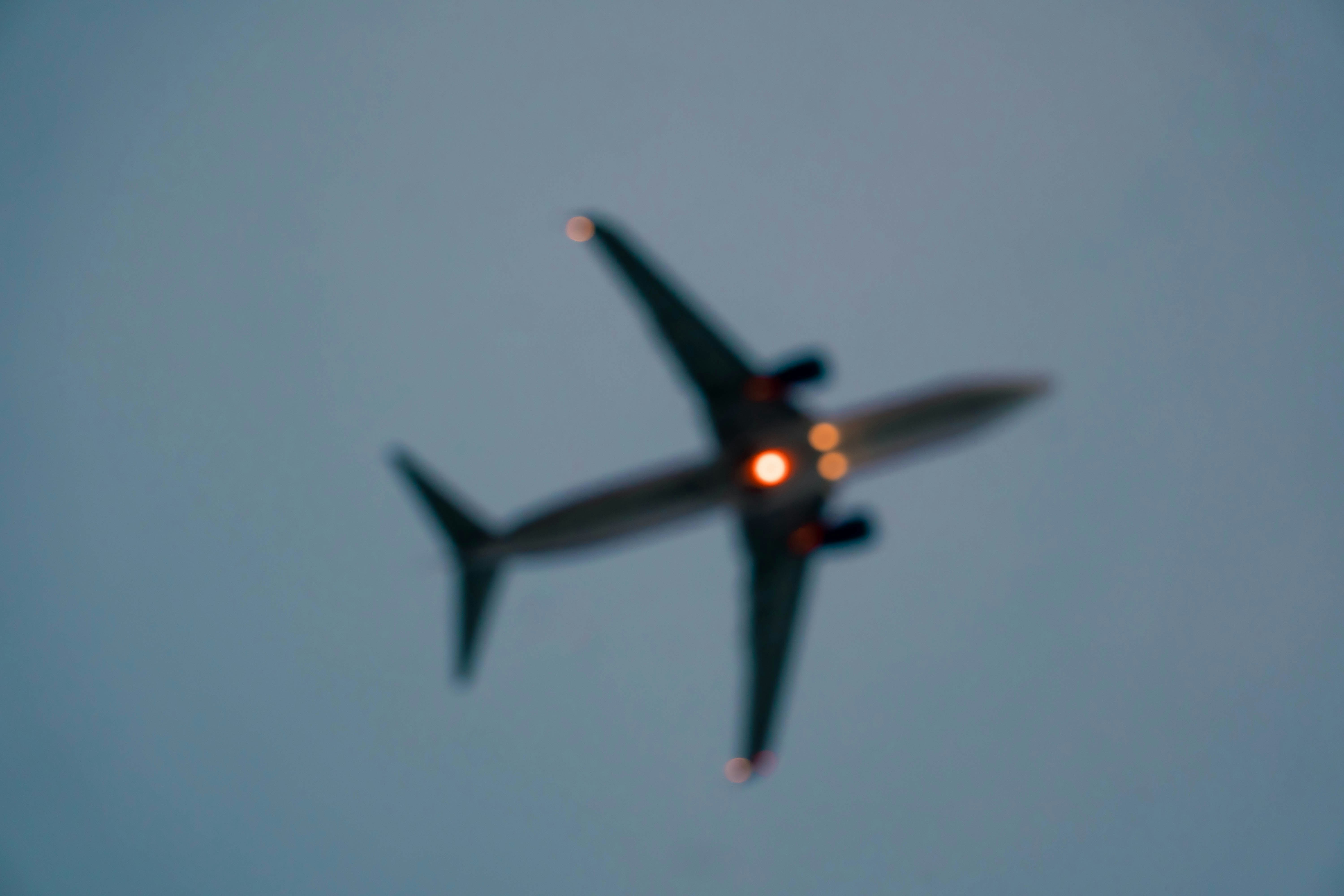 an airplane is flying in the sky at night, 