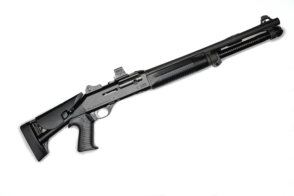 Un rifle negro con una pistola recortada