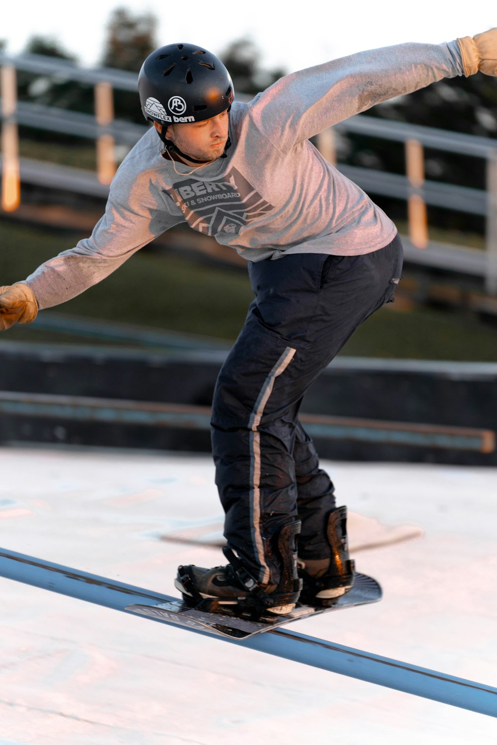 ein mann, der auf einem skateboard eine rampe hinunterfährt