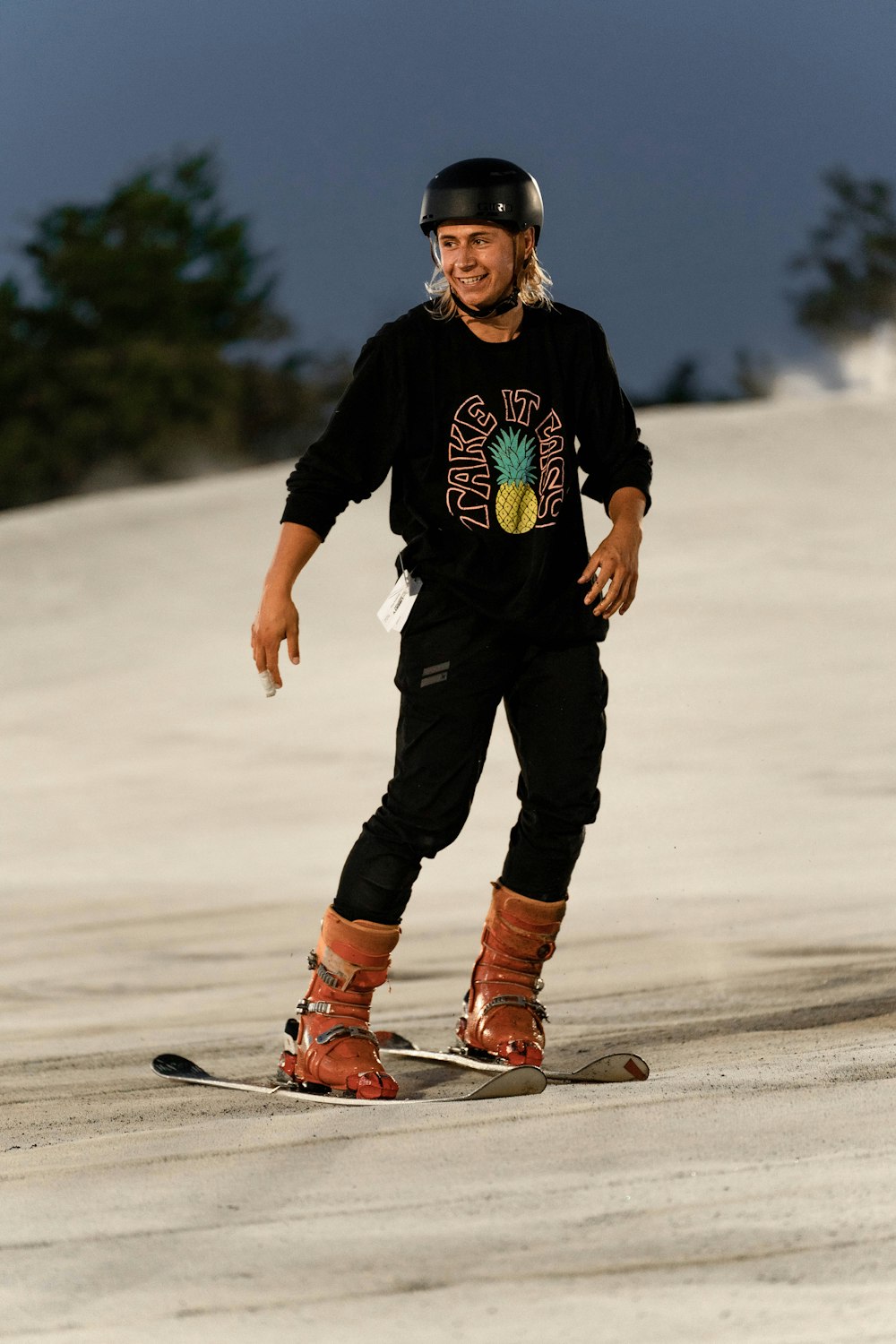 ein mann, der mit einem snowboard einen schneebedeckten hang hinunterfährt