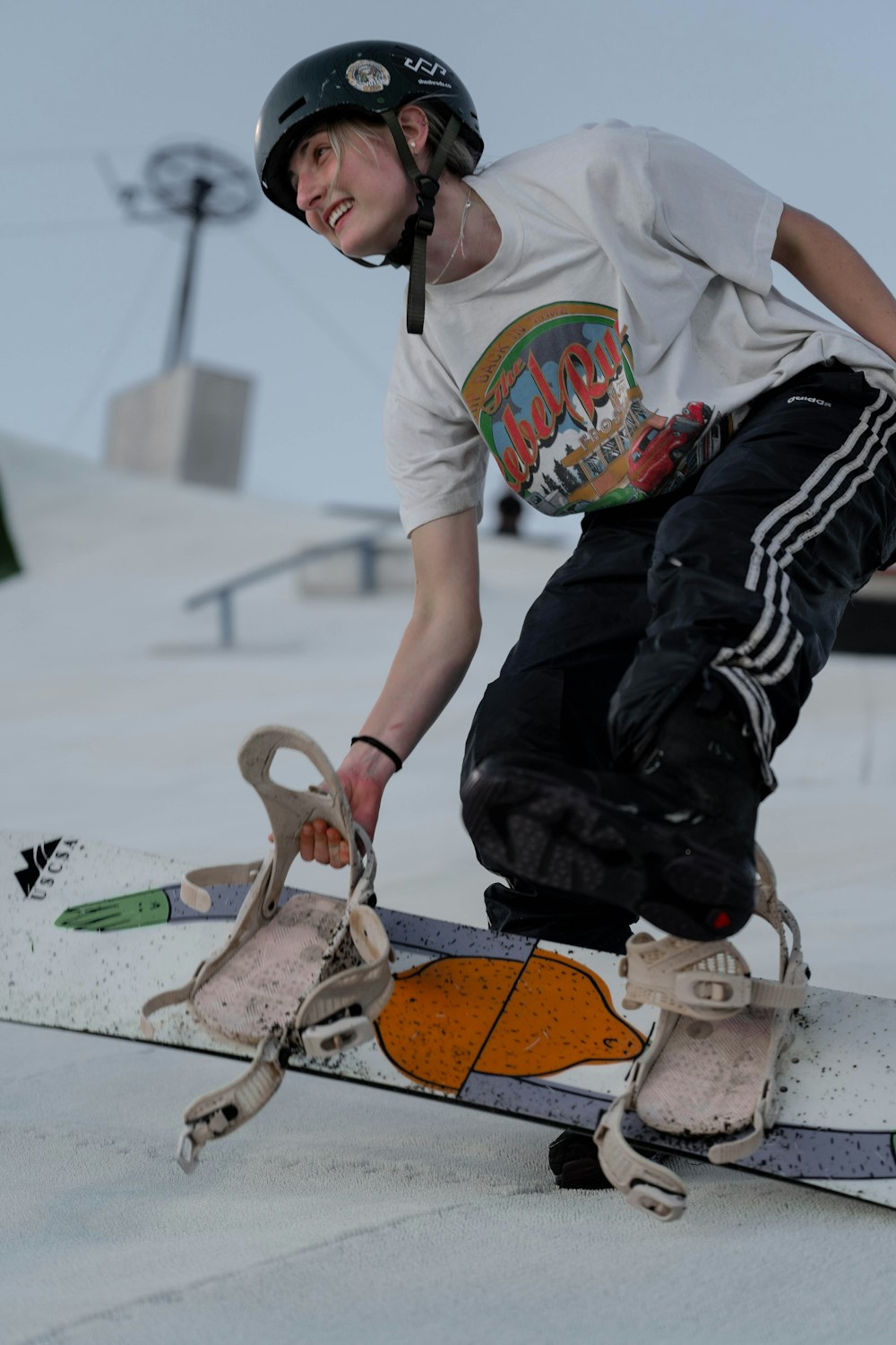 ein junger mann, der auf einem snowboard auf einer rampe fährt