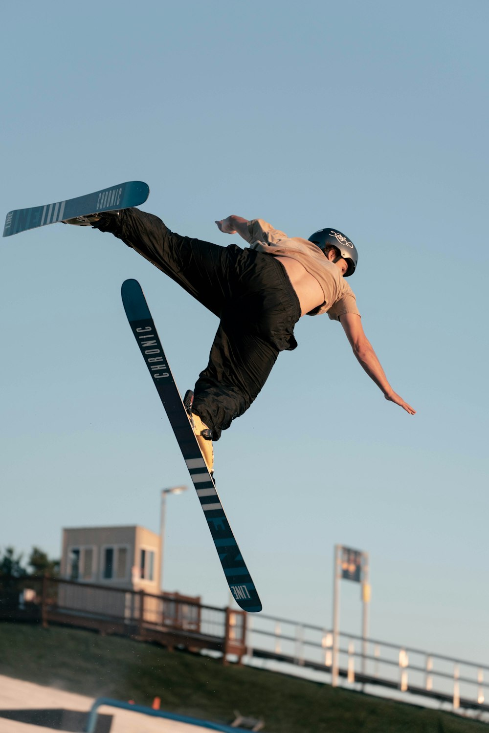 Ein Mann, der beim Skifahren durch die Luft fliegt