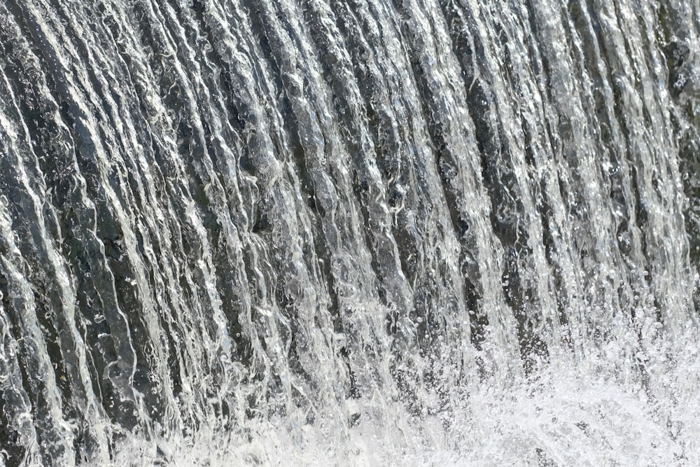 Un primo piano di una cascata con l'acqua che esce da essa