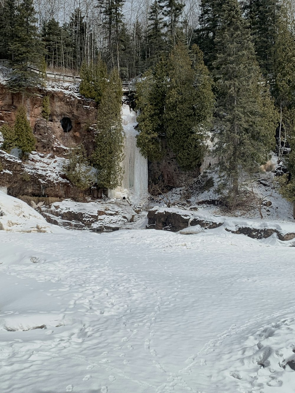 Ein Mann fährt auf Skiern einen schneebedeckten Hang hinunter