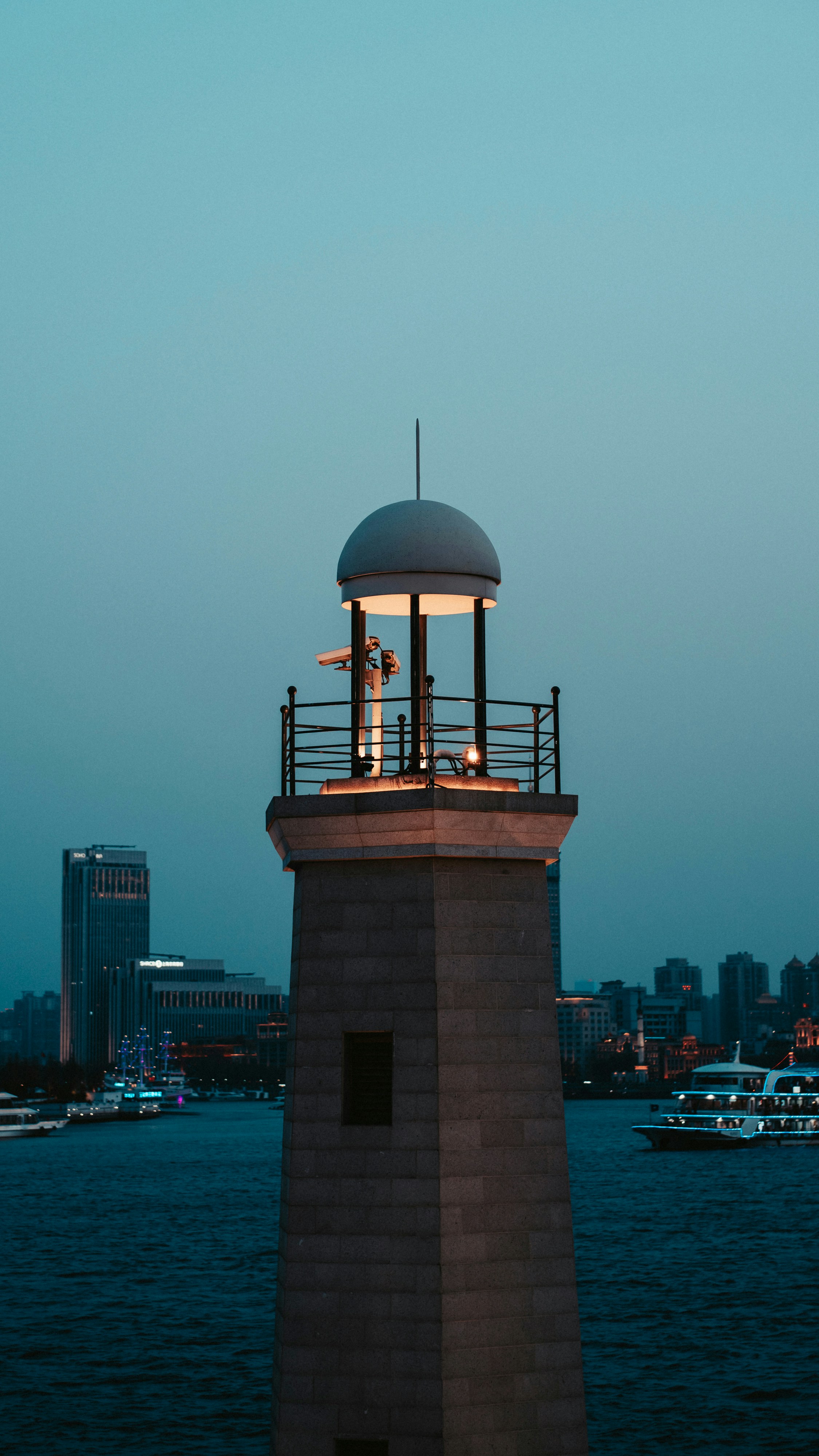 Ein Leuchtturm mit einem Mann, der darauf steht