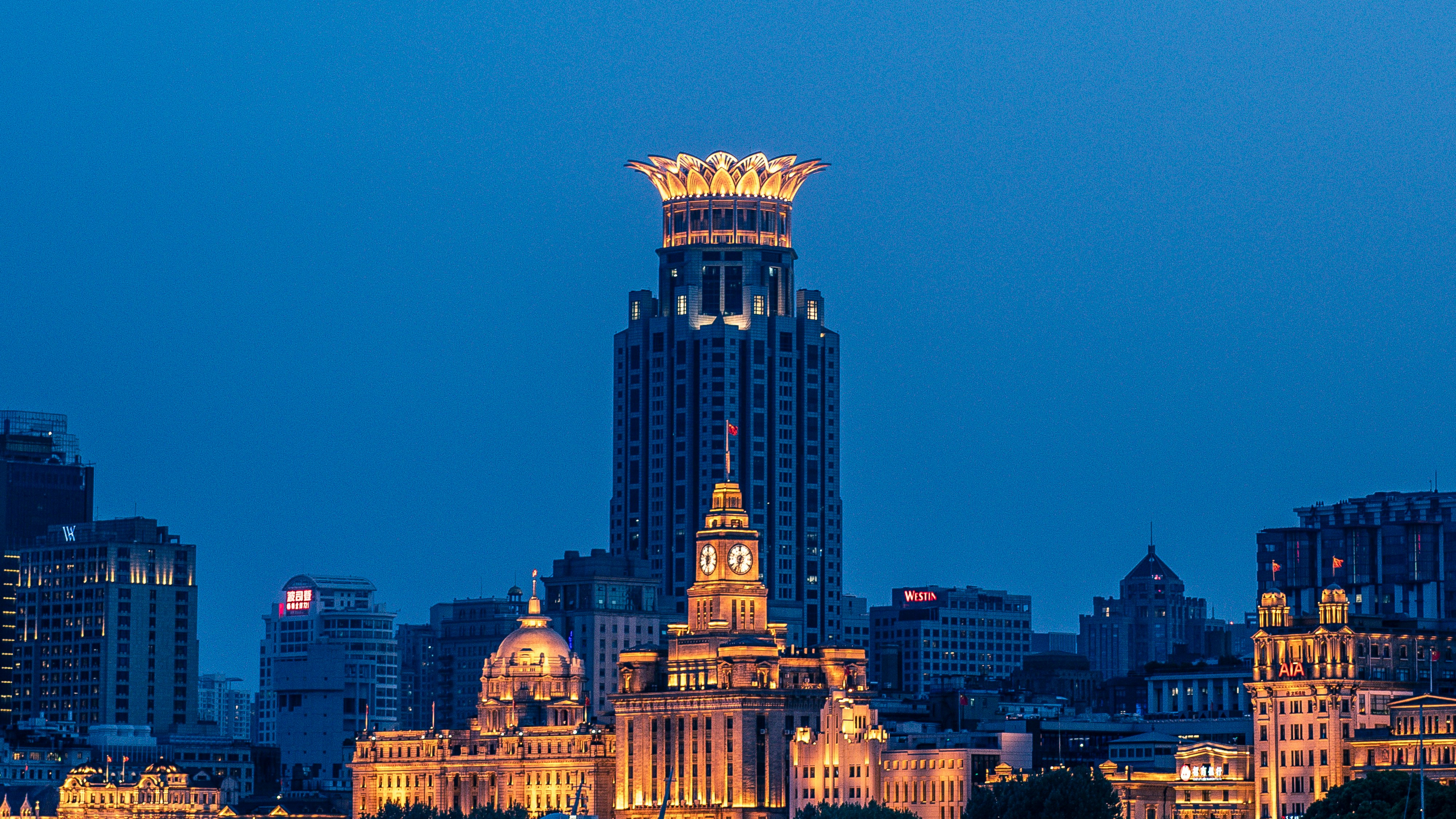 Ein sehr hohes Gebäude mit einer Uhr an der Spitze