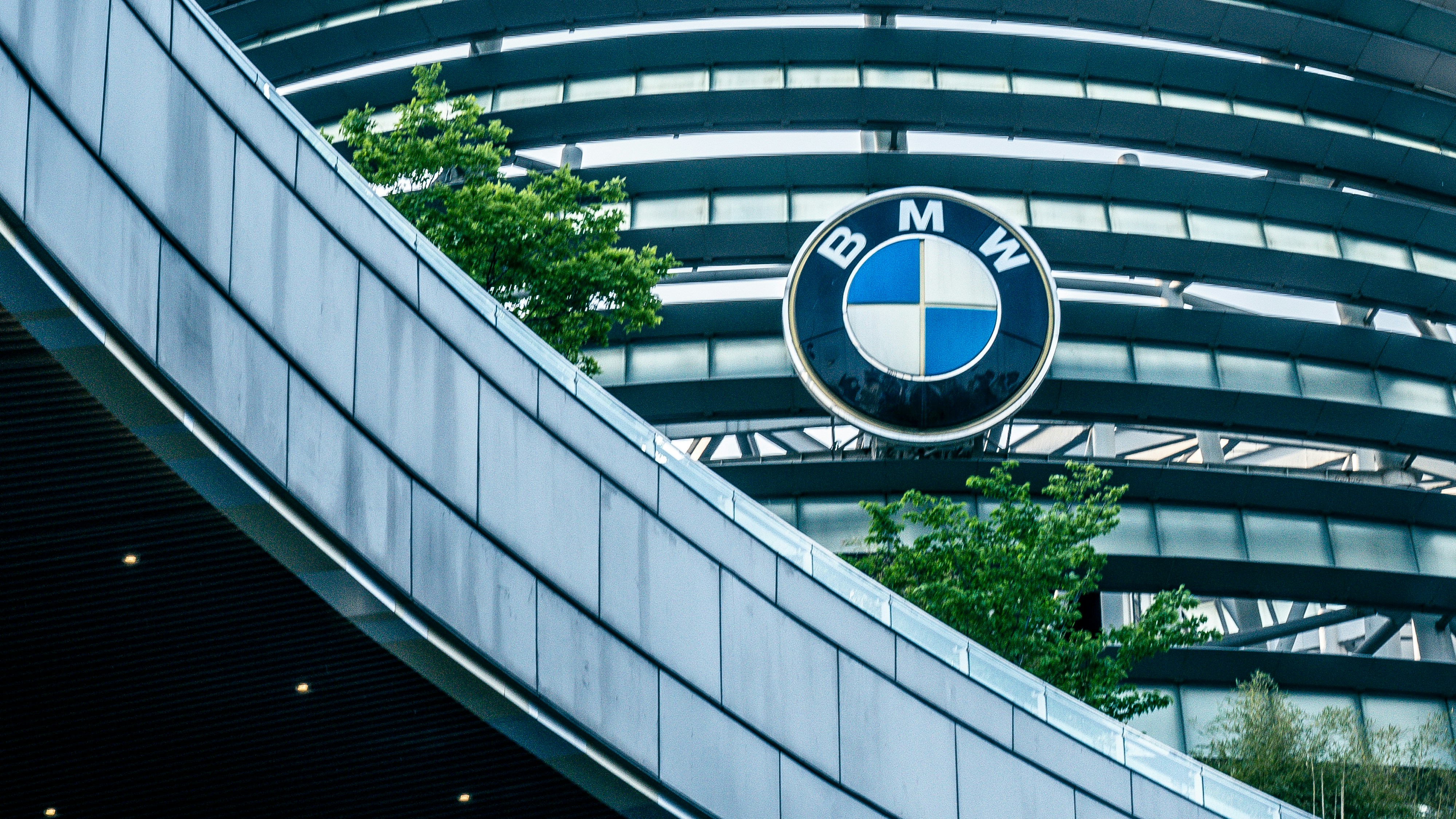 Ein BMW-Logo an der Seite eines Gebäudes
