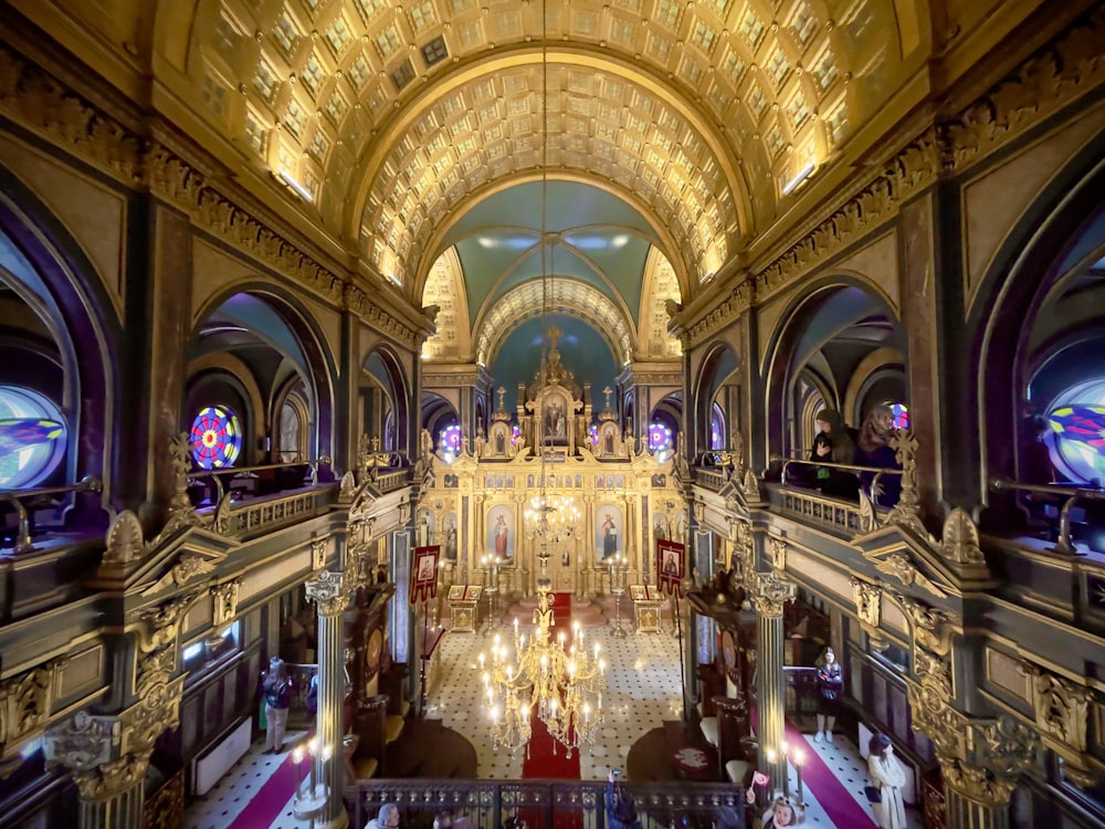 Ein Blick auf eine Kirche von der Spitze der Treppe