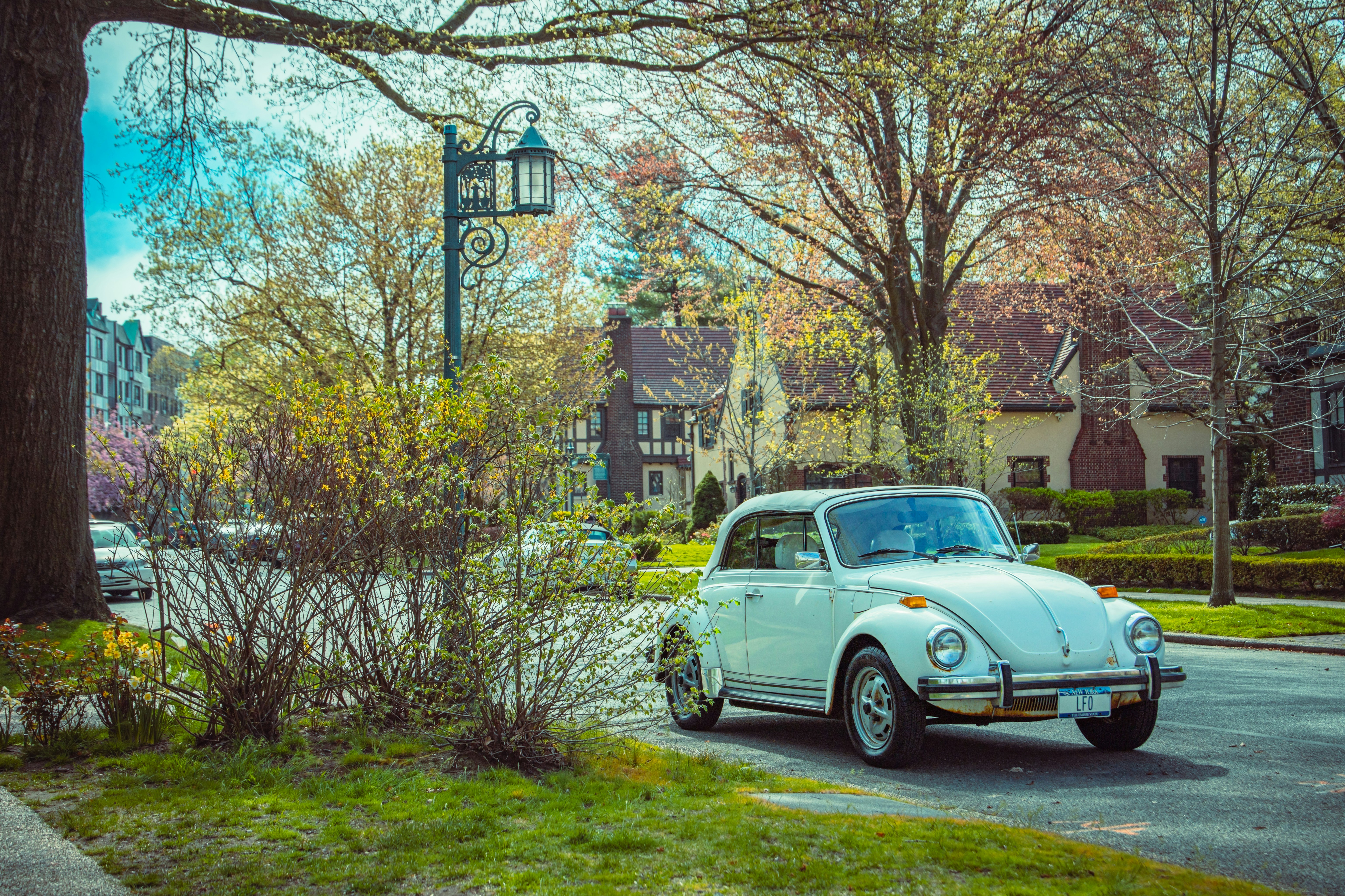 Ein weißes Auto parkte am Straßenrand