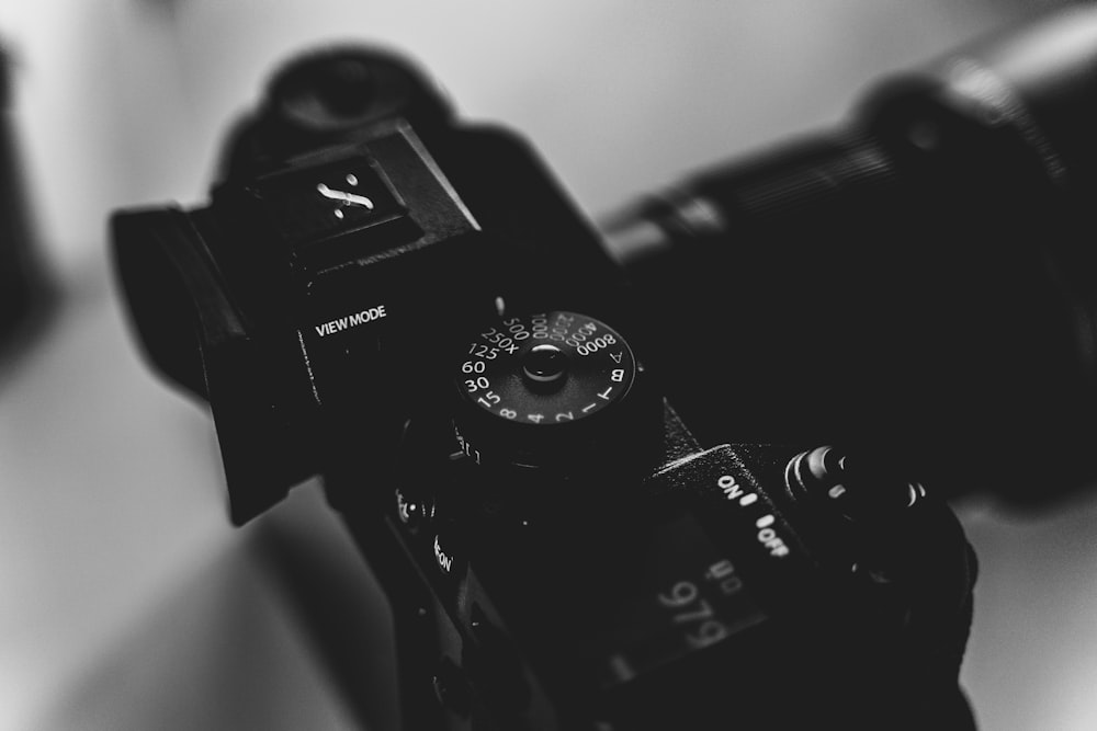 Foto Una foto en blanco y negro de una cámara – Imagen Cámara gratis en  Unsplash