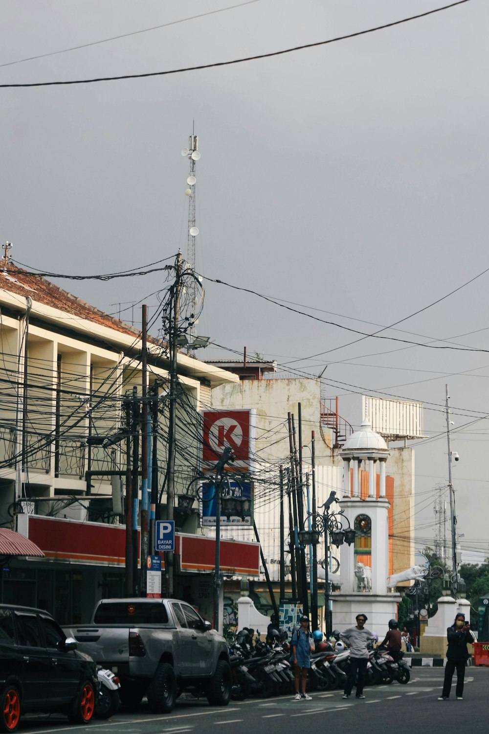 Una calle de la ciudad llena de mucho tráfico junto a edificios altos