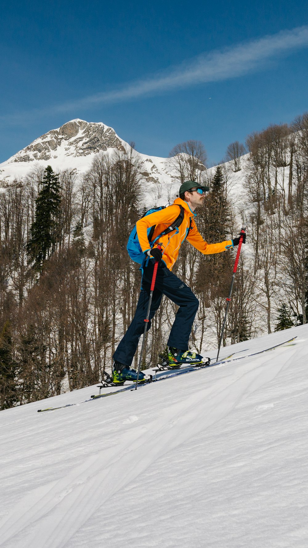 Un uomo che cavalca gli sci lungo un pendio innevato