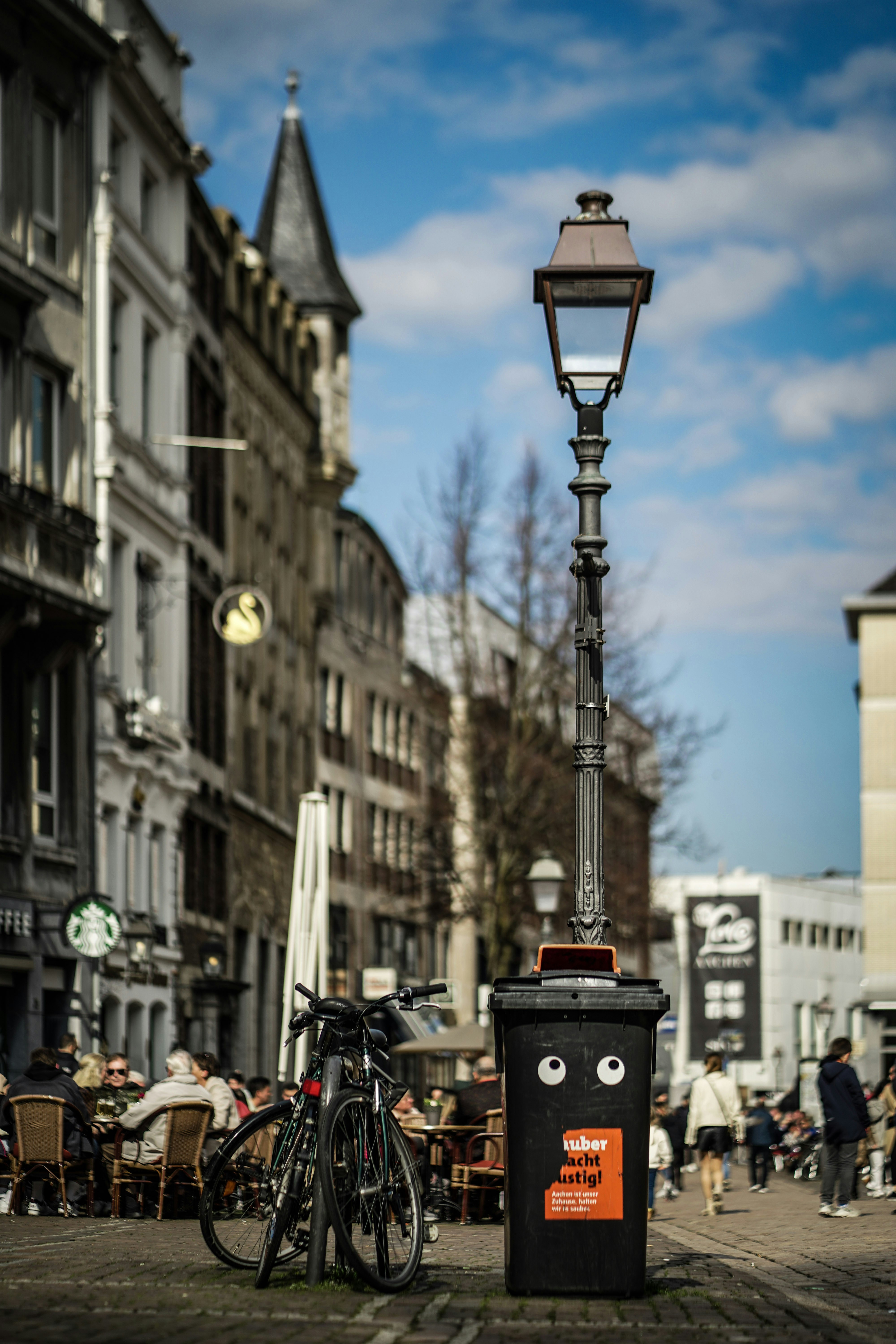 un poste de luz con una cara dibujada en él