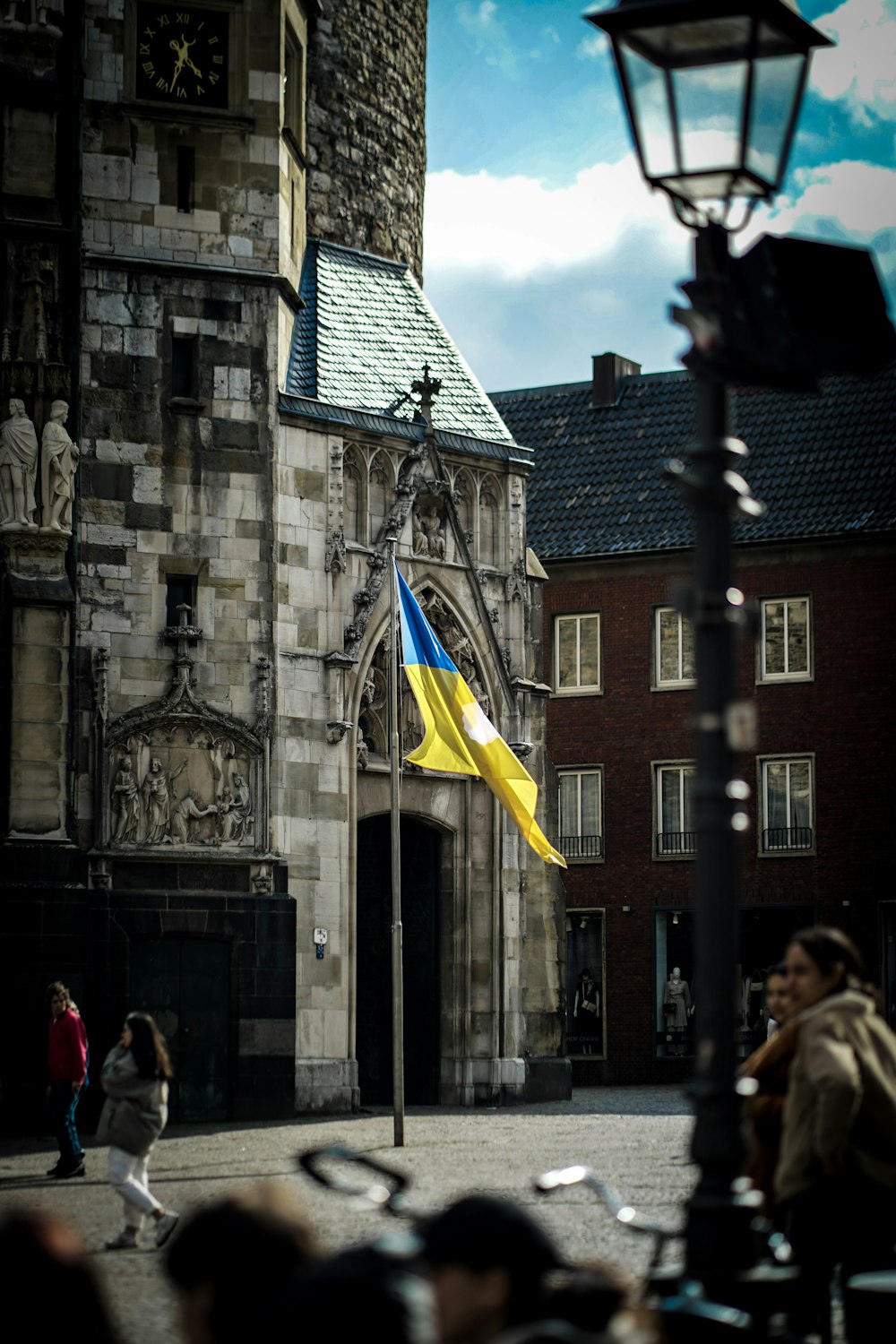 Eine Flagge weht vor einem Gebäude