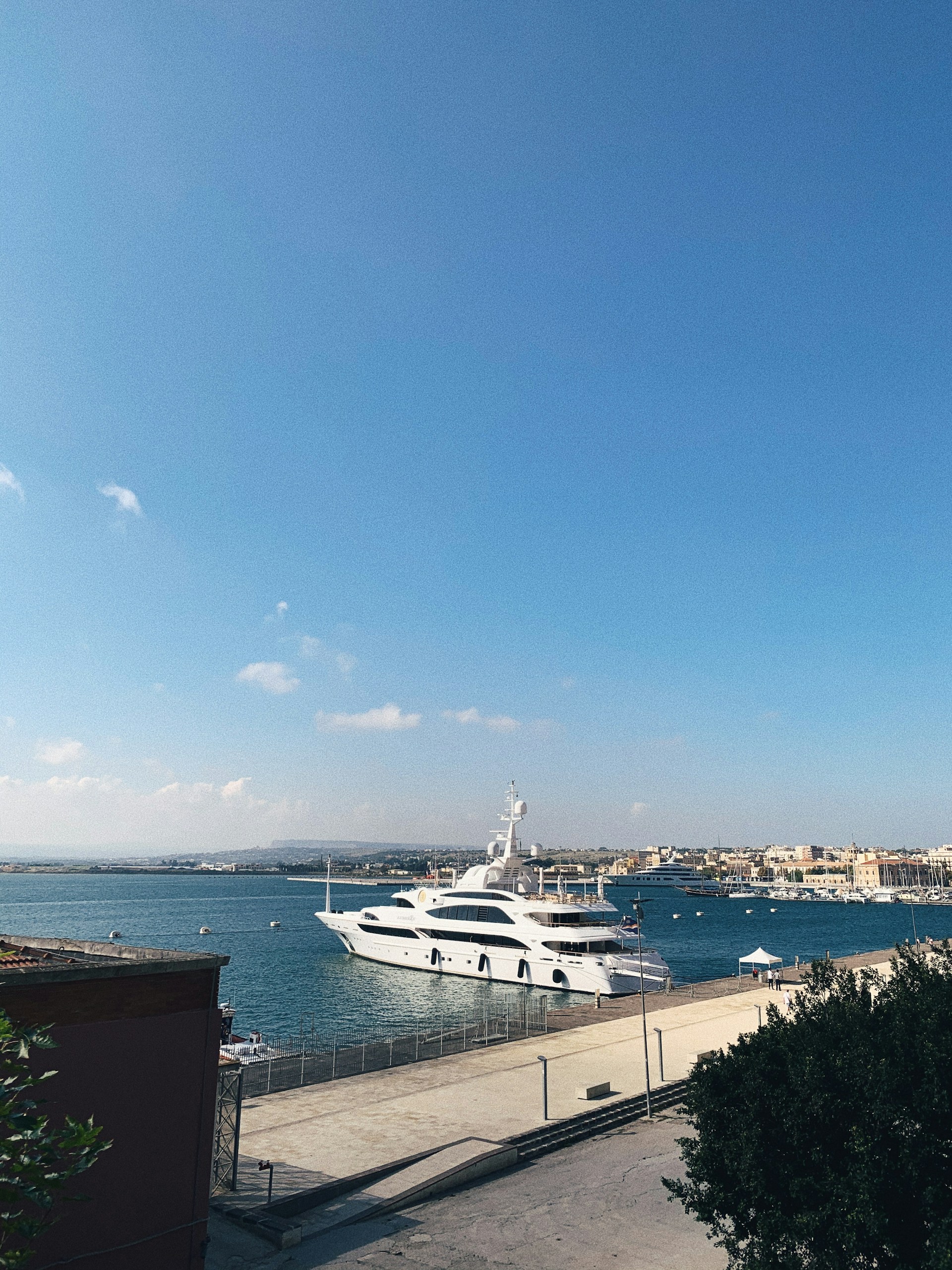 gray computer monitor