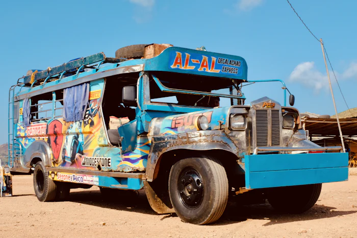 Bunt bemalter Jeepney auf einer philippinischen Straße
