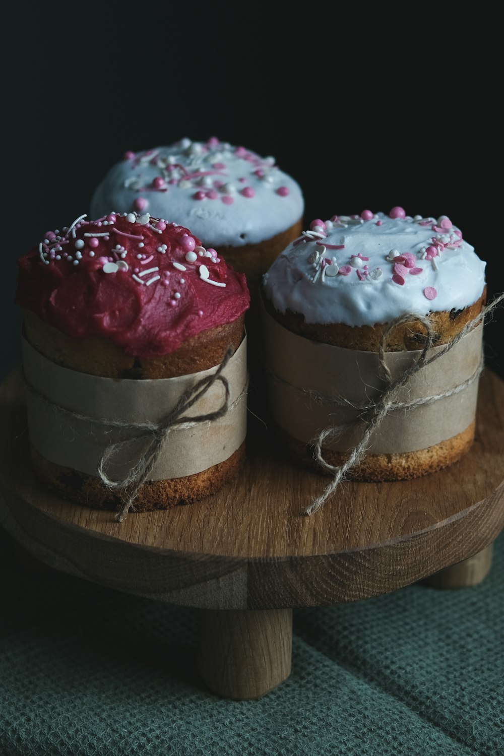 ein paar Kuchen auf einem Holztablett