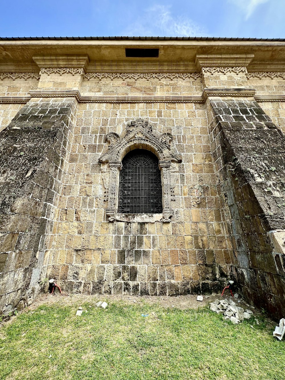 un bâtiment en pierre avec une fenêtre sur le côté