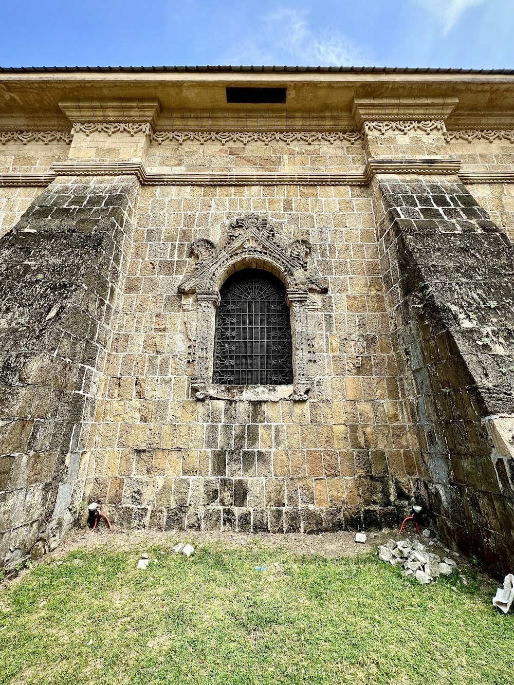 un edificio in pietra con una finestra sul lato di esso