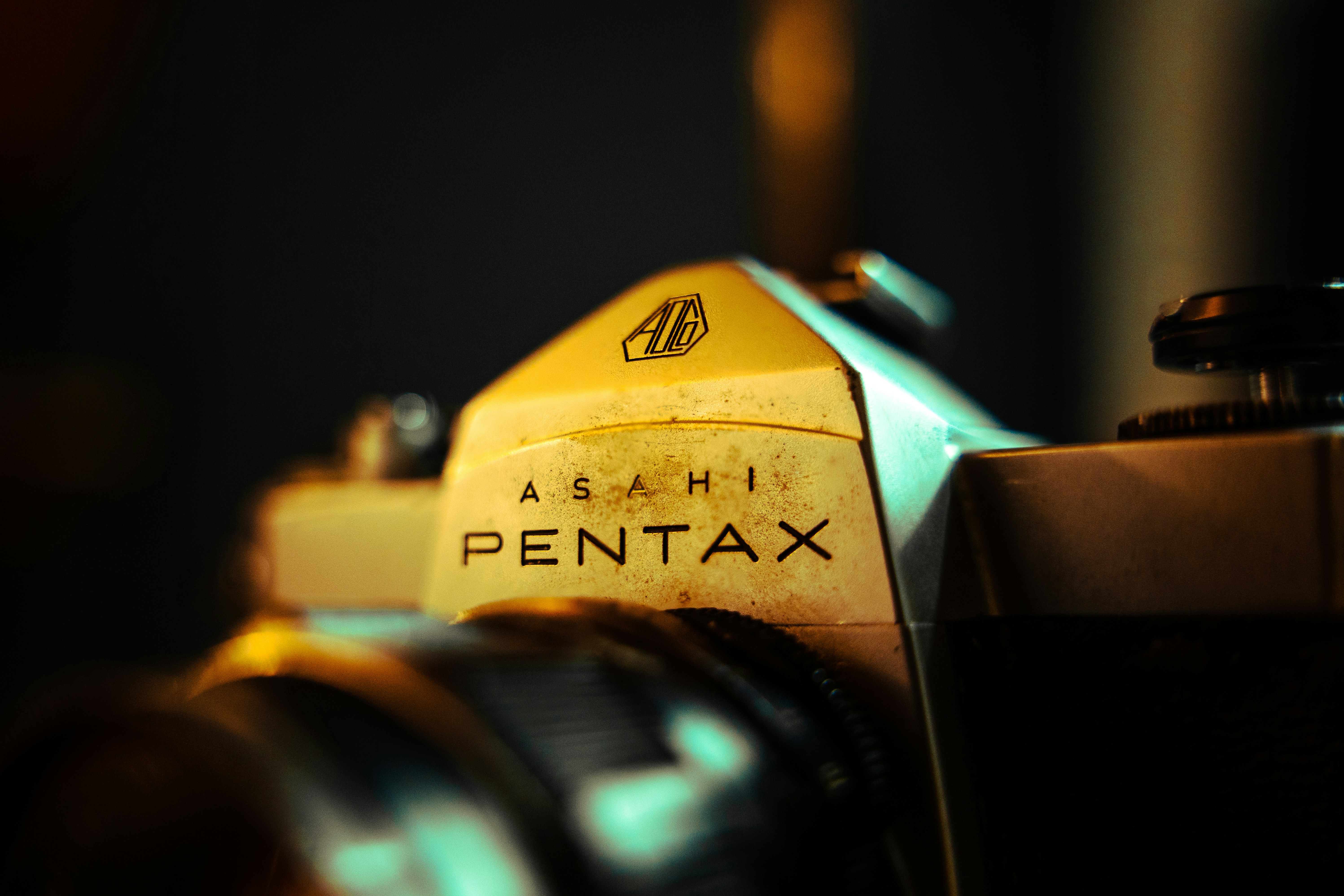 Un primo piano di una fotocamera con un obiettivo Pentax