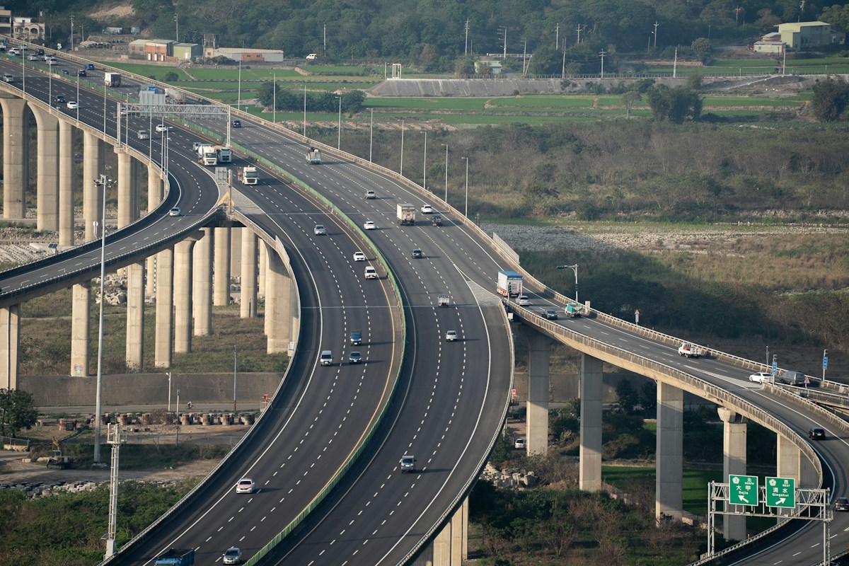 台中一帶高架高速公路的多線道車流