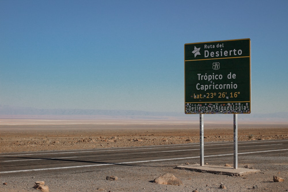 um sinal de trânsito no meio de um deserto
