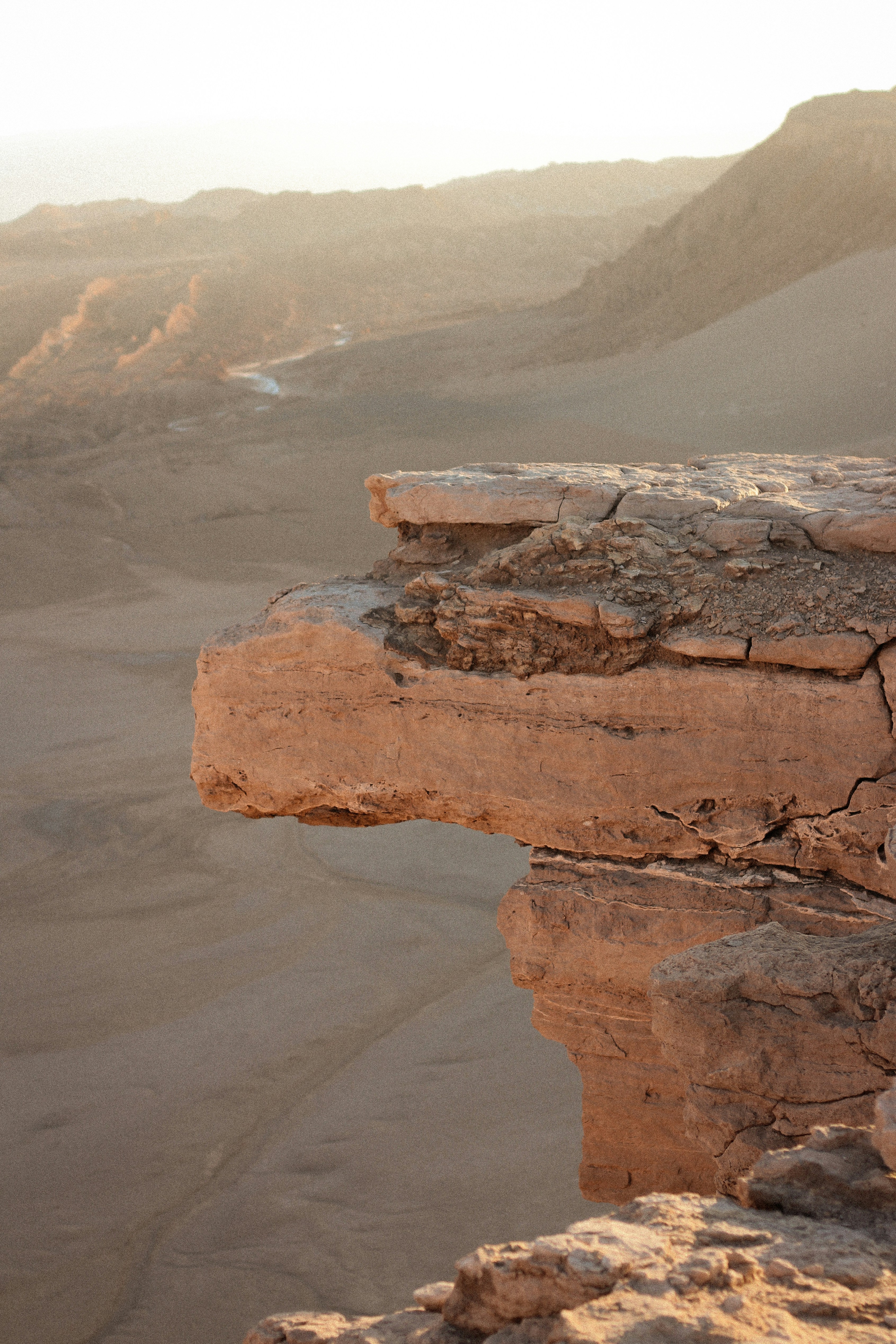 Una formación rocosa en medio de un desierto