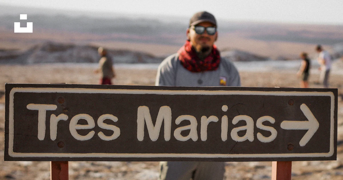 A man standing in front of a sign that says tres marjas photo – Free ...