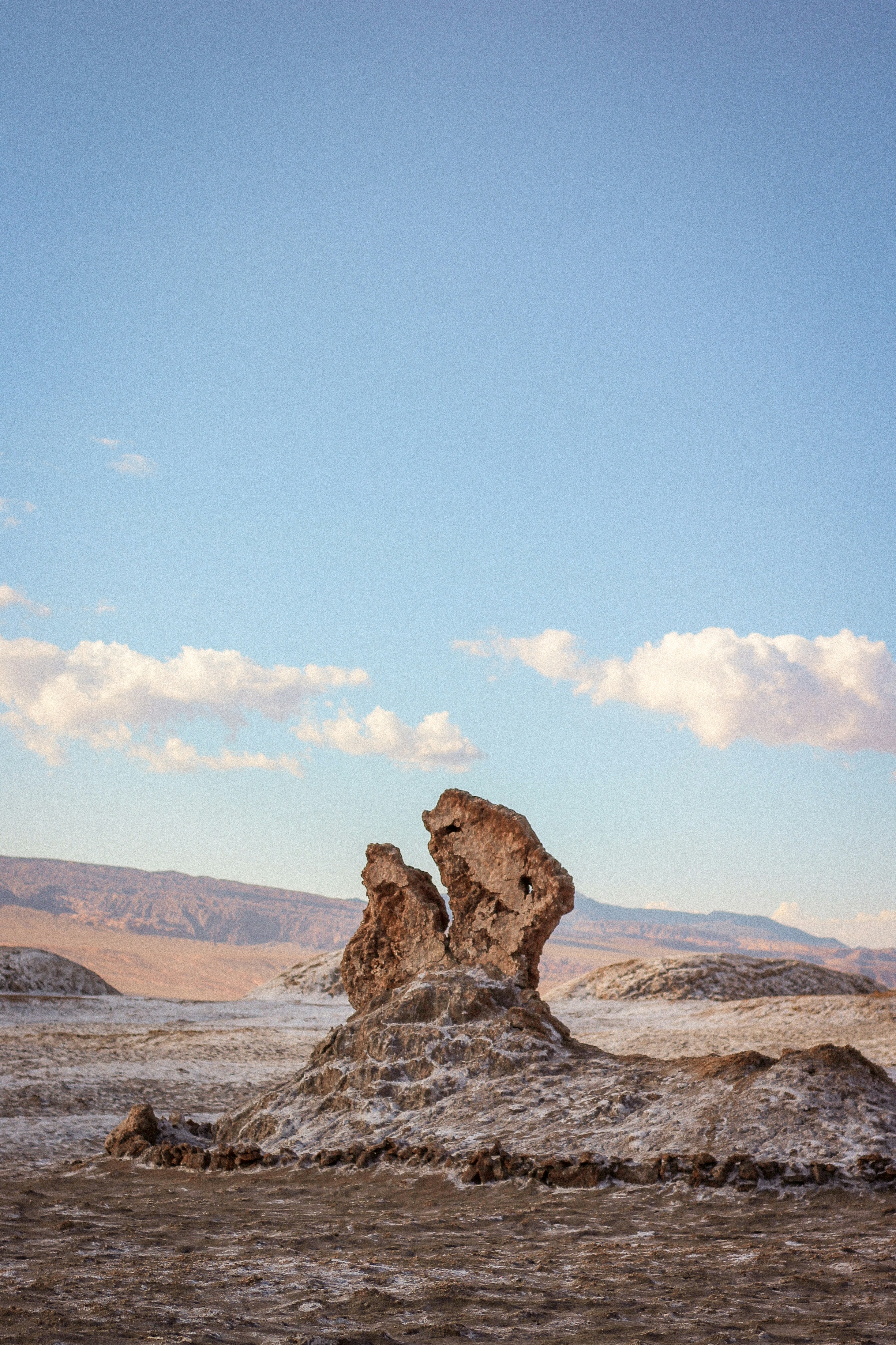 Una gran formación rocosa en medio de un desierto