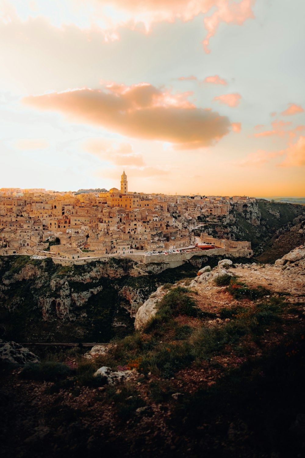 Una vista di una città dalla cima di una collina