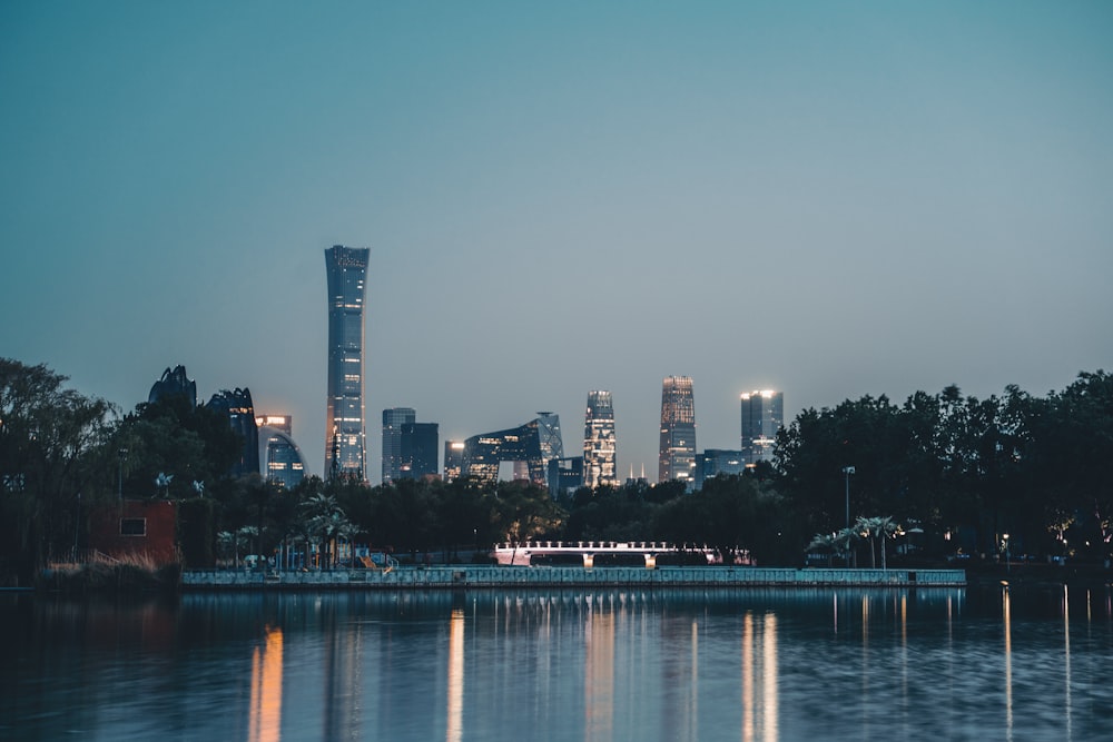 Una vista de una ciudad desde el otro lado de un lago