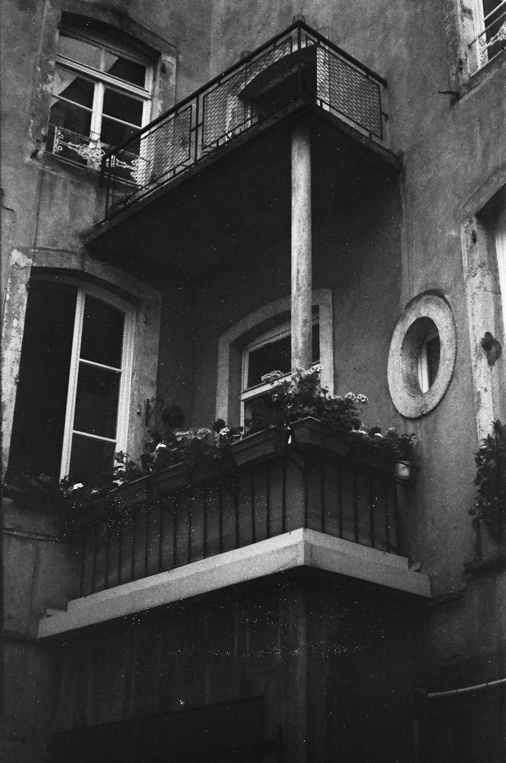 a black and white photo of an old building